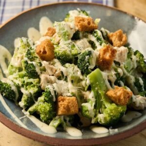 Ensalada césar con brócoli